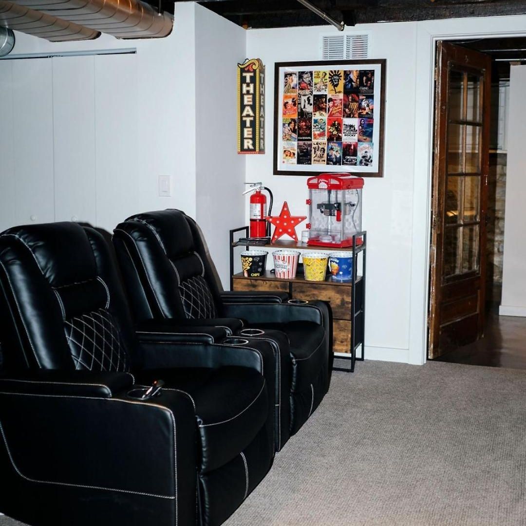 Holiday home 4 Bedroom • Theater • Gym • Walk To Lincoln Park! *