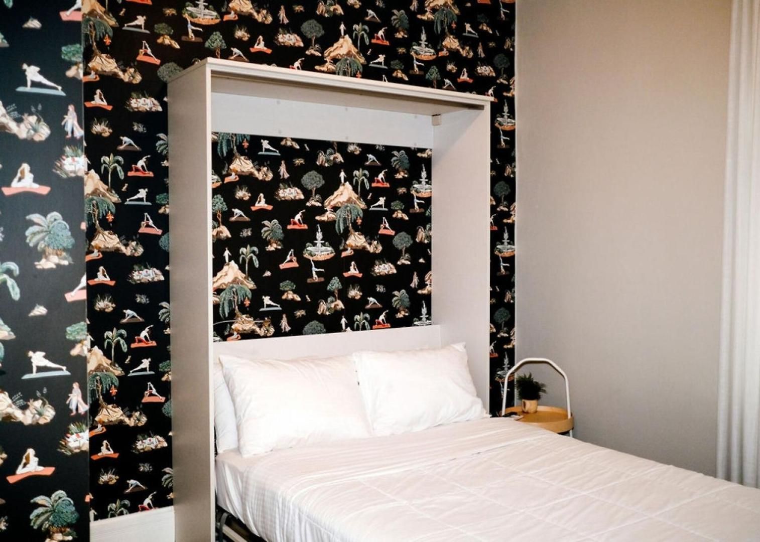 4 Bedroom • Theater • Gym • Walk To Lincoln Park! Holiday home Chicago