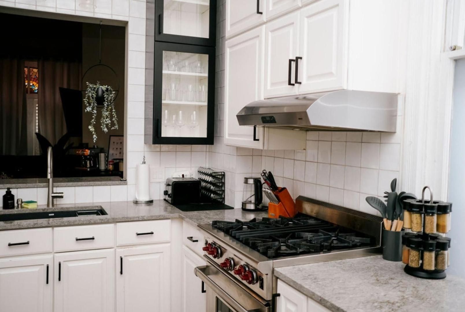 4 Bedroom • Theater • Gym • Walk To Lincoln Park! Holiday home *