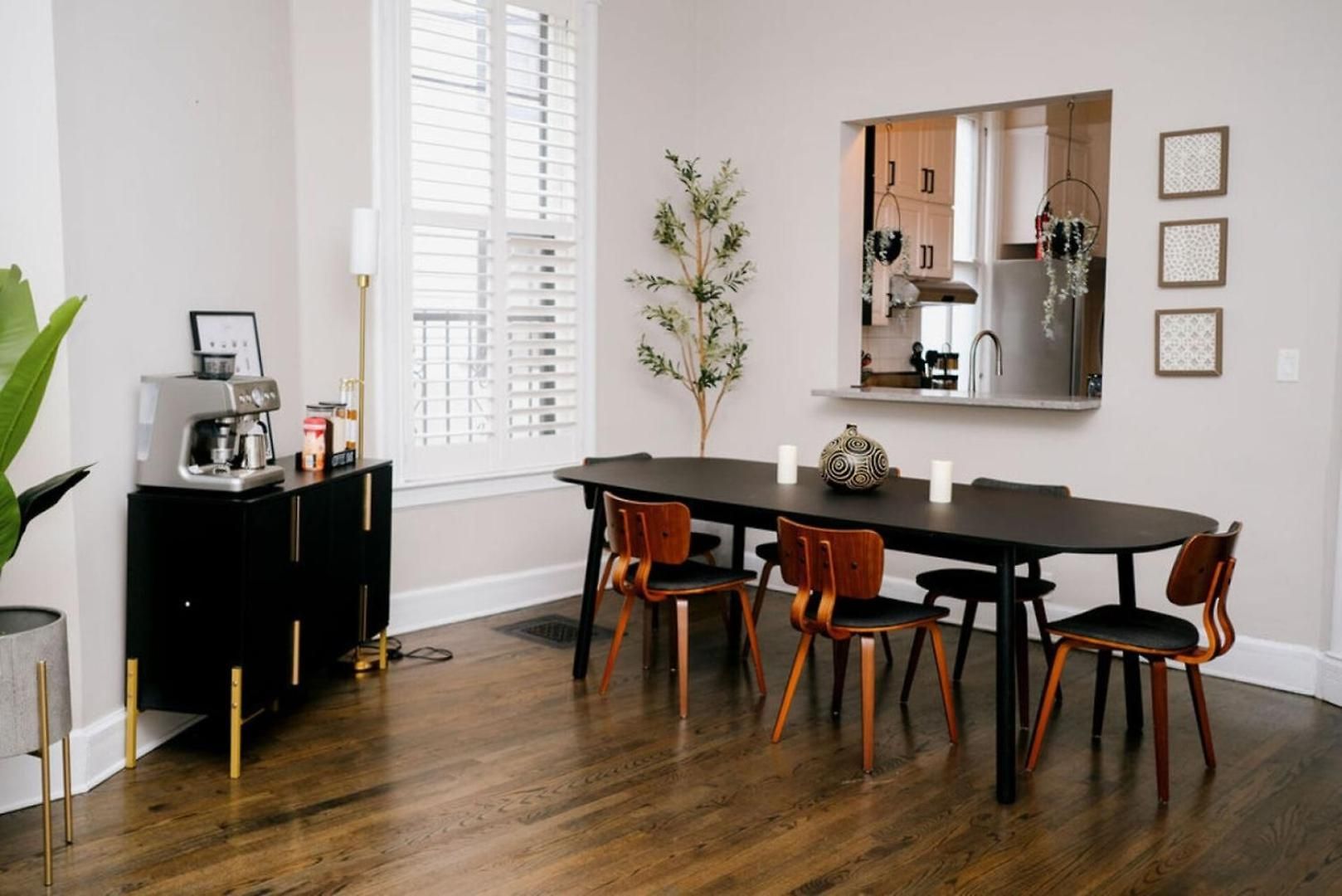 Holiday home 4 Bedroom • Theater • Gym • Walk To Lincoln Park! *