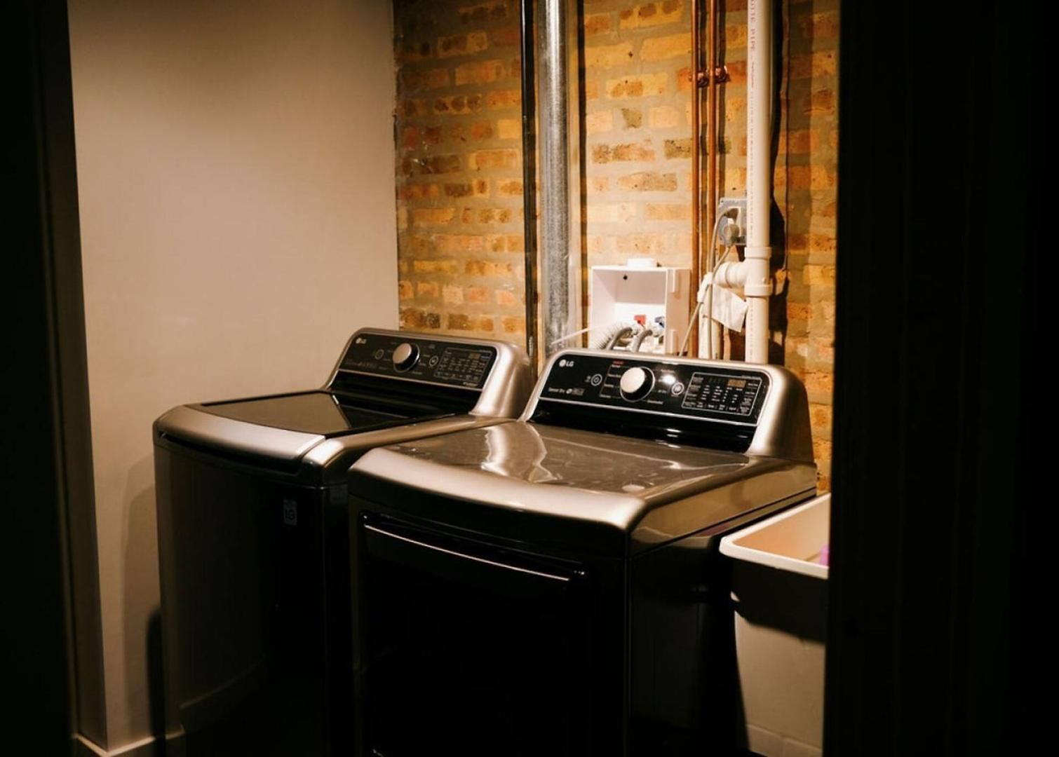 4 Bedroom • Theater • Gym • Walk To Lincoln Park! Chicago