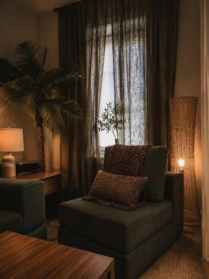Desert Mirage Private Patio, Desk Parking