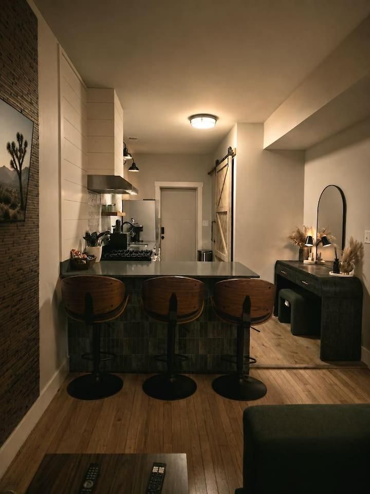 Desert Mirage Private Patio, Desk Parking * Chicago