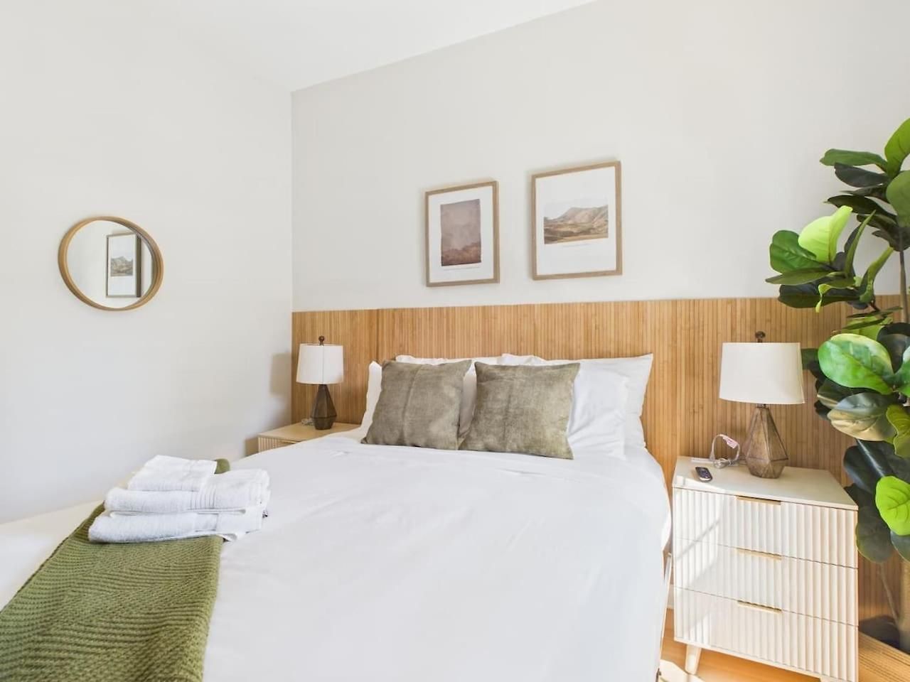 Boutique Hideaway Private Deck, Fire Pit Apartment Chicago