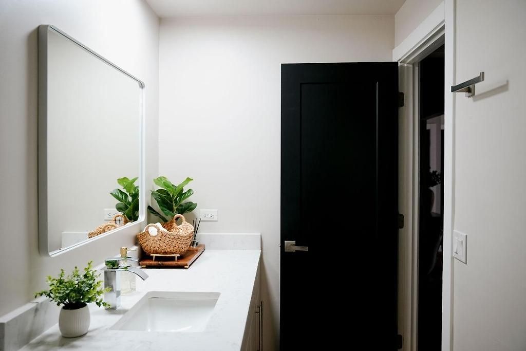 Modern 1br W/ Workspace Near O'hare Apartment