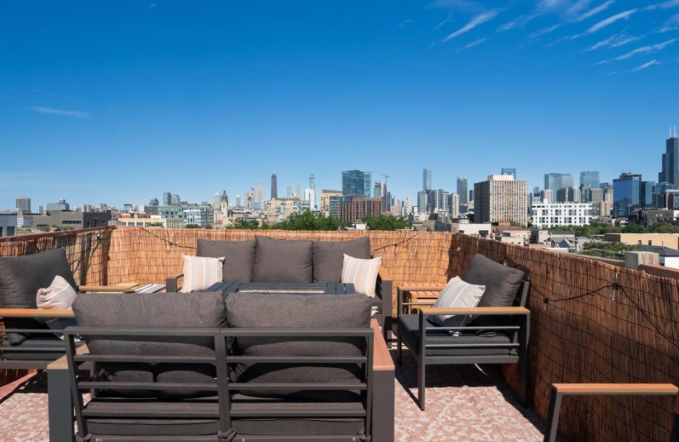 Apartment Penthouse With Private Rooftop And Skyline Views - Sleeps 6 *