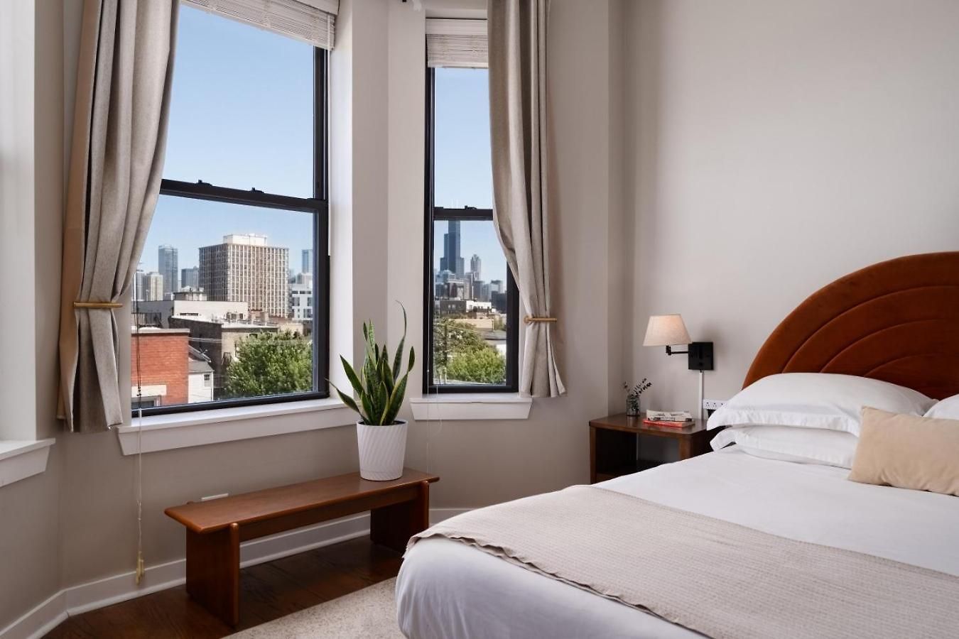 Penthouse With Private Rooftop And Skyline Views - Sleeps 6 *