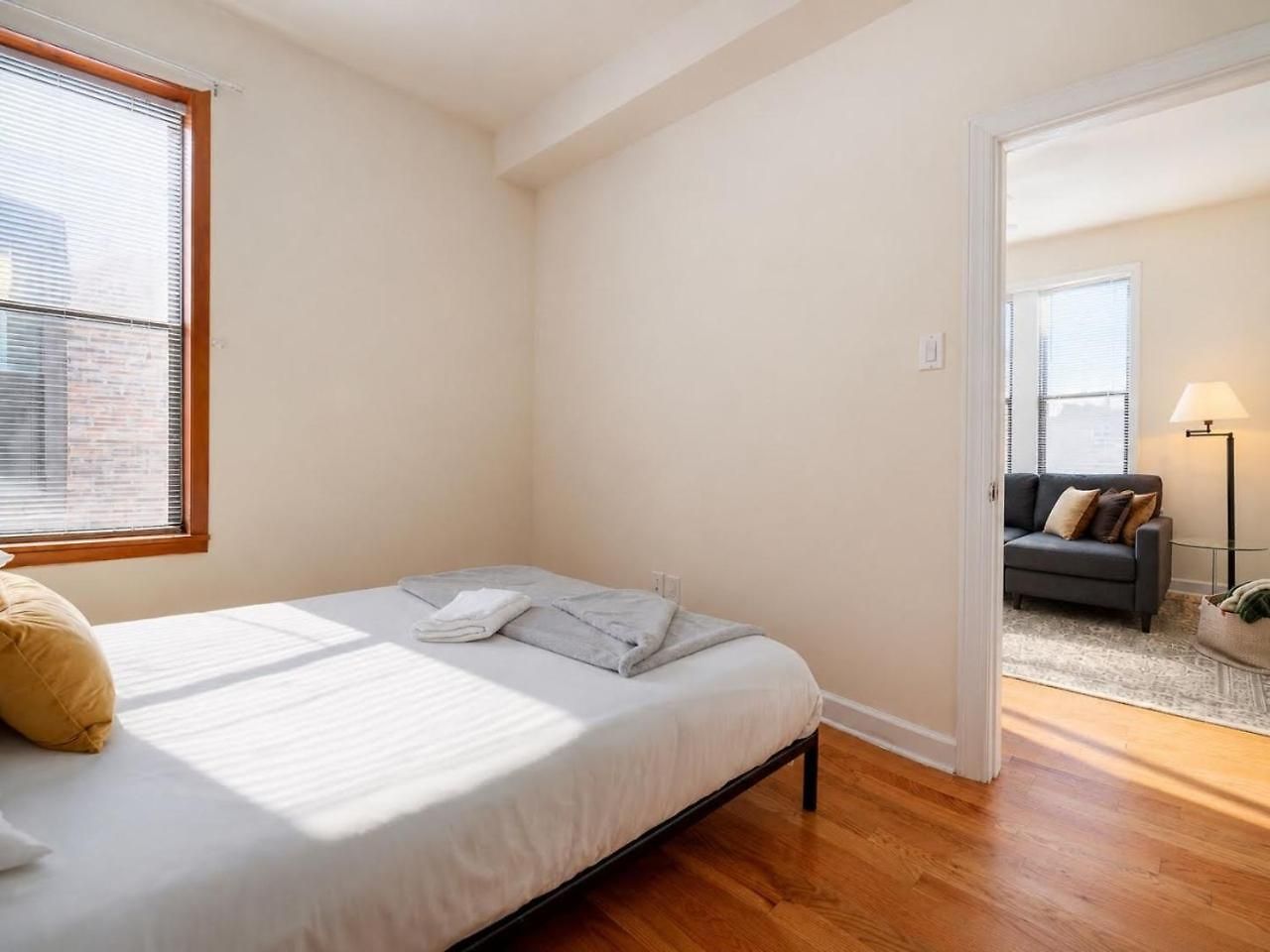 Apartment Flexhome Ukrainian Village 2br - Private Balcony & Walkable Location