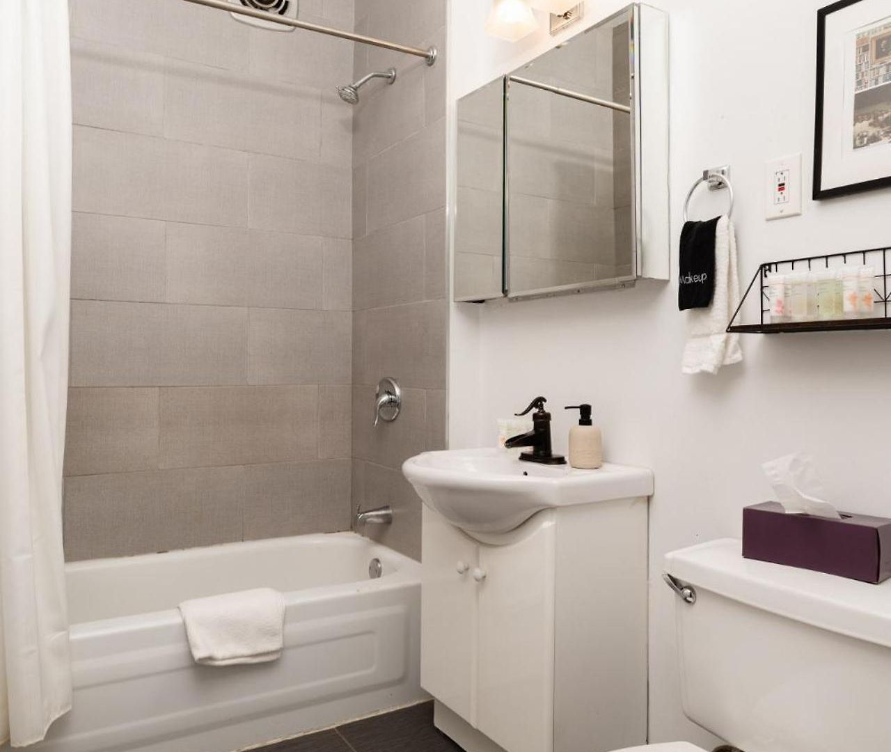 Apartment Flexhome Ukrainian Village 2br - Private Balcony & Walkable Location *