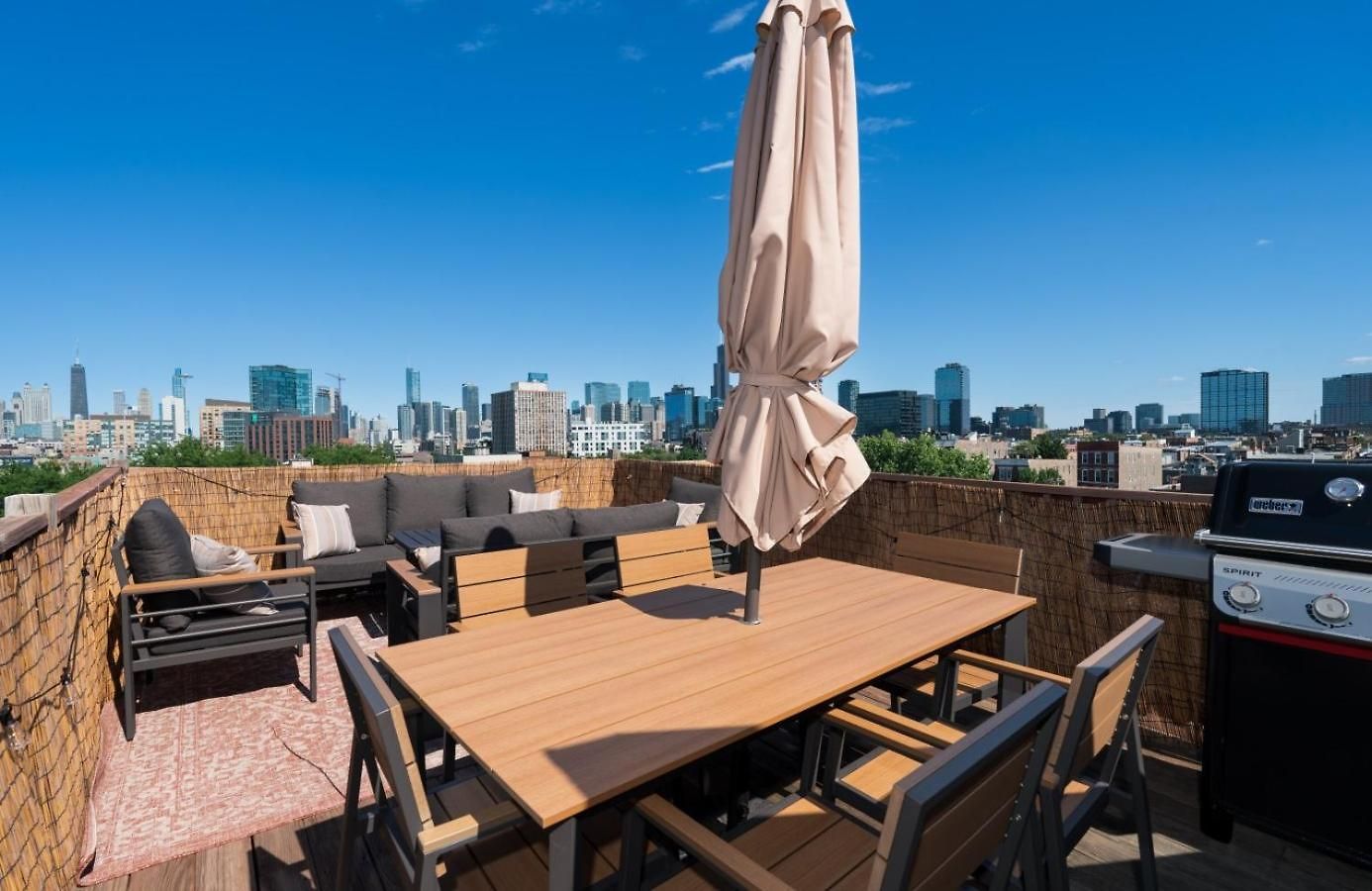 Penthouse With Private Rooftop And Skyline Views - Sleeps 6 Apartment Chicago
