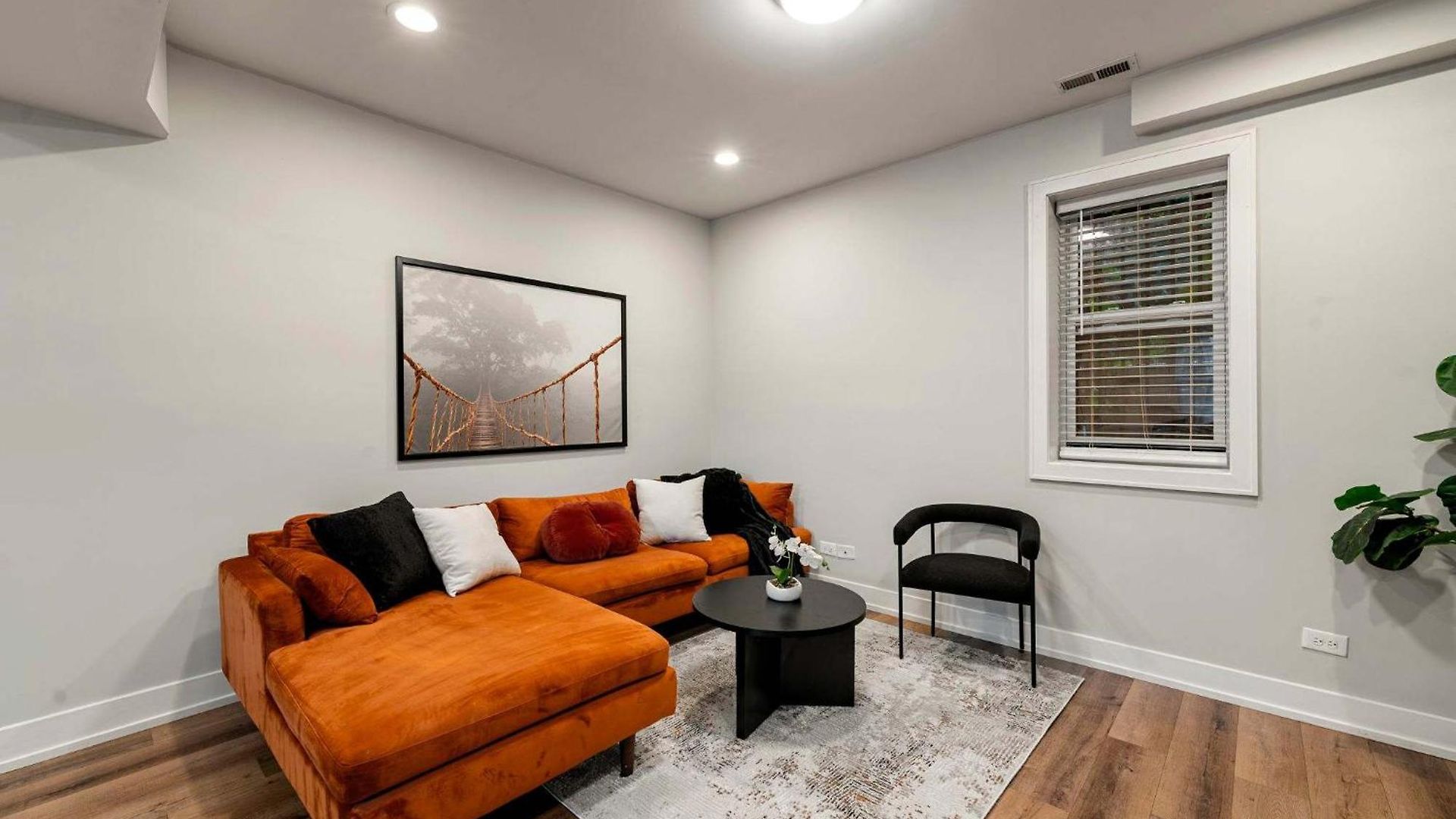 Welcome To Our Charming 2bd 2ba Pilsen Apartment