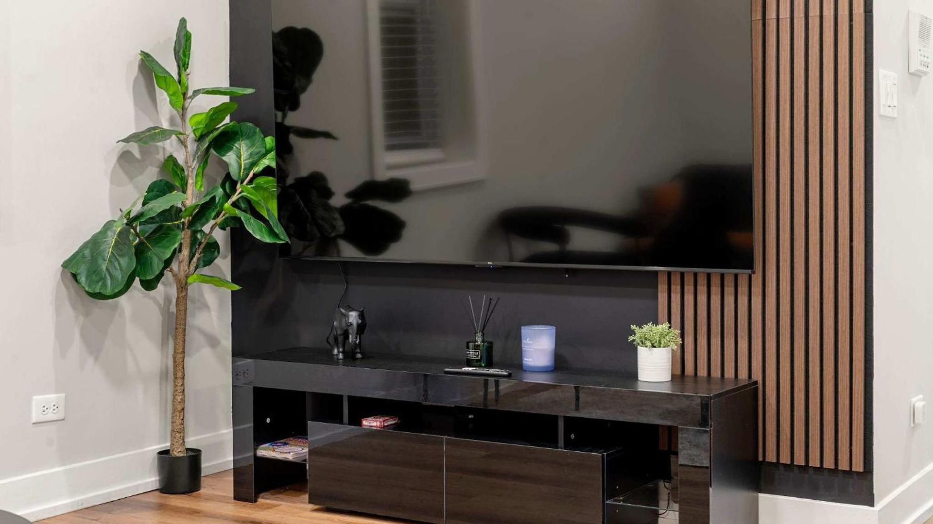 Welcome To Our Charming 2bd 2ba Pilsen Apartment *