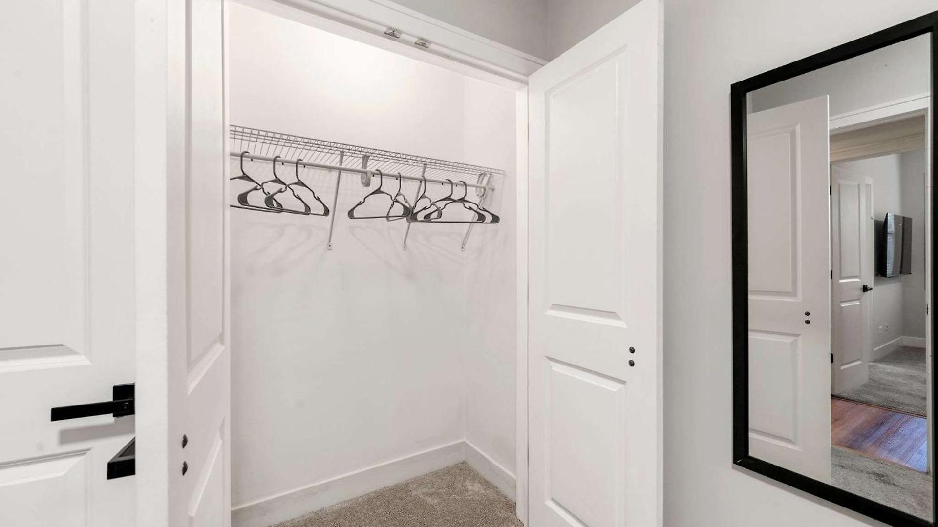Welcome To Our Charming 2bd 2ba Pilsen Apartment *