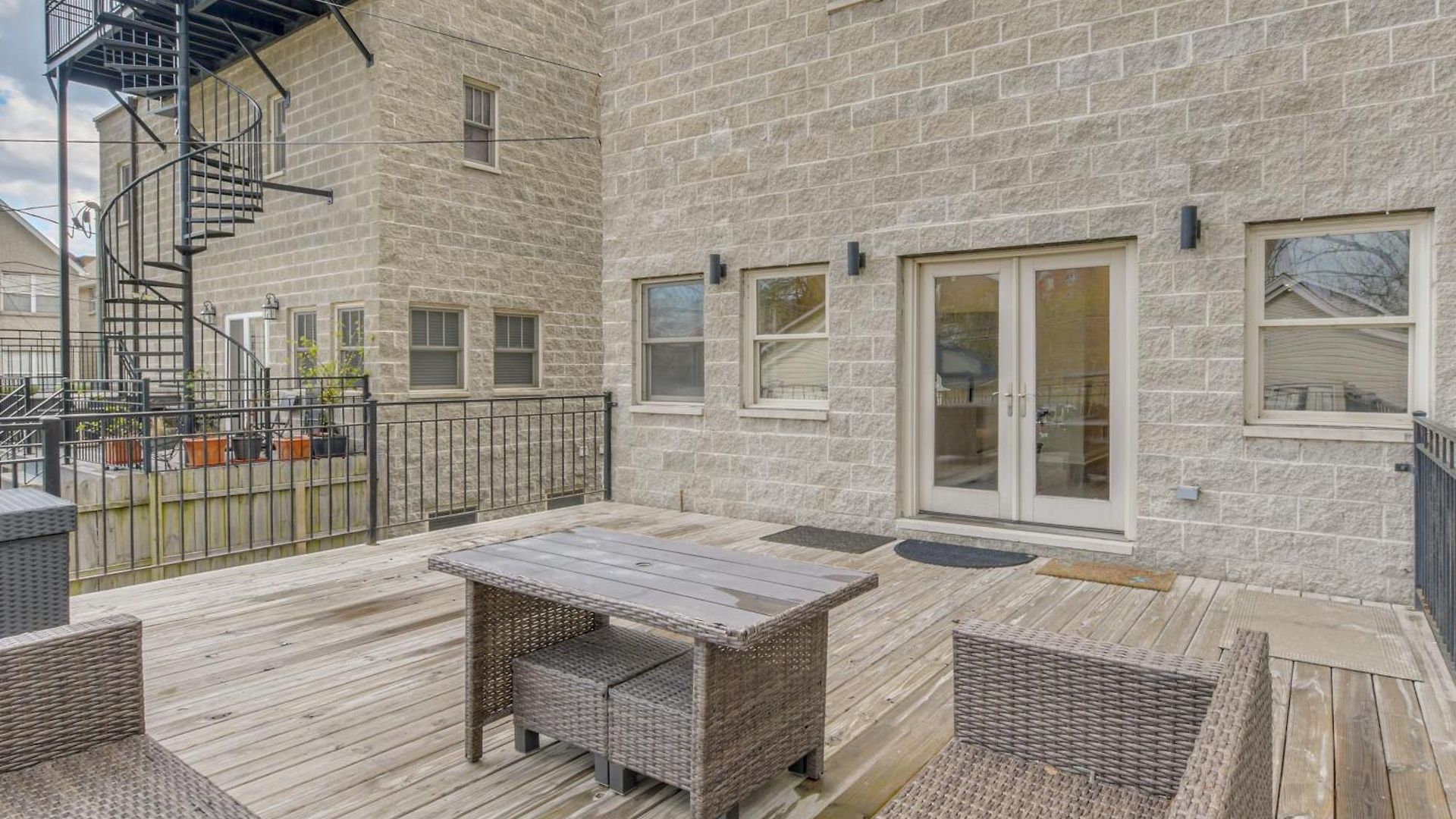 Steps To & Beach! Multi-level Oakland Haven Holiday home Chicago