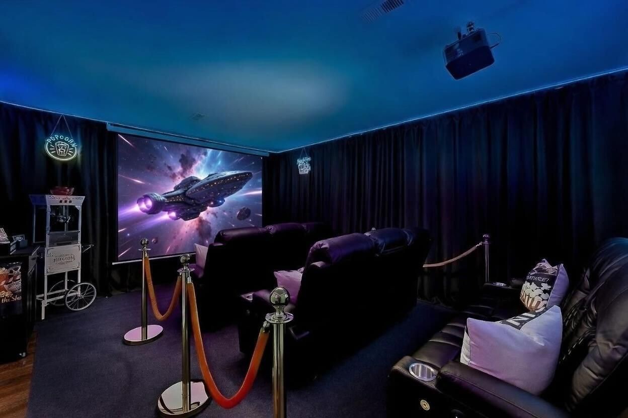 Arcade • Theater • Gym • Office • Sleeps 15 Holiday home *