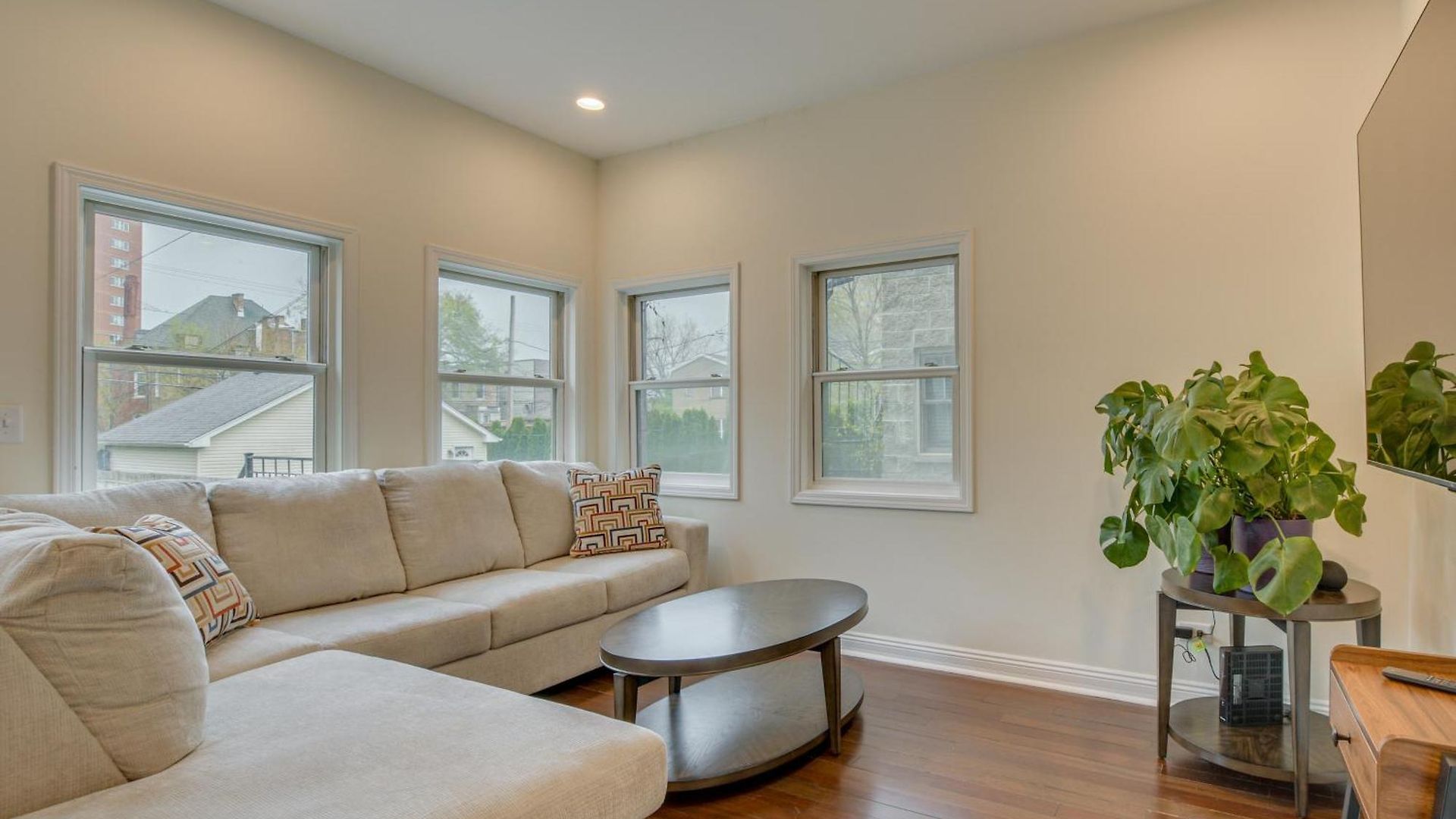 Steps To & Beach! Multi-level Oakland Haven Holiday home