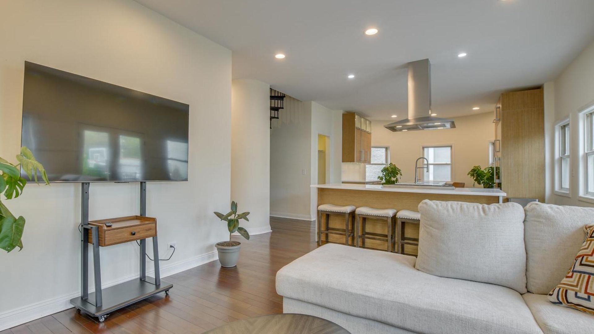 Steps To & Beach! Multi-level Oakland Haven * Chicago