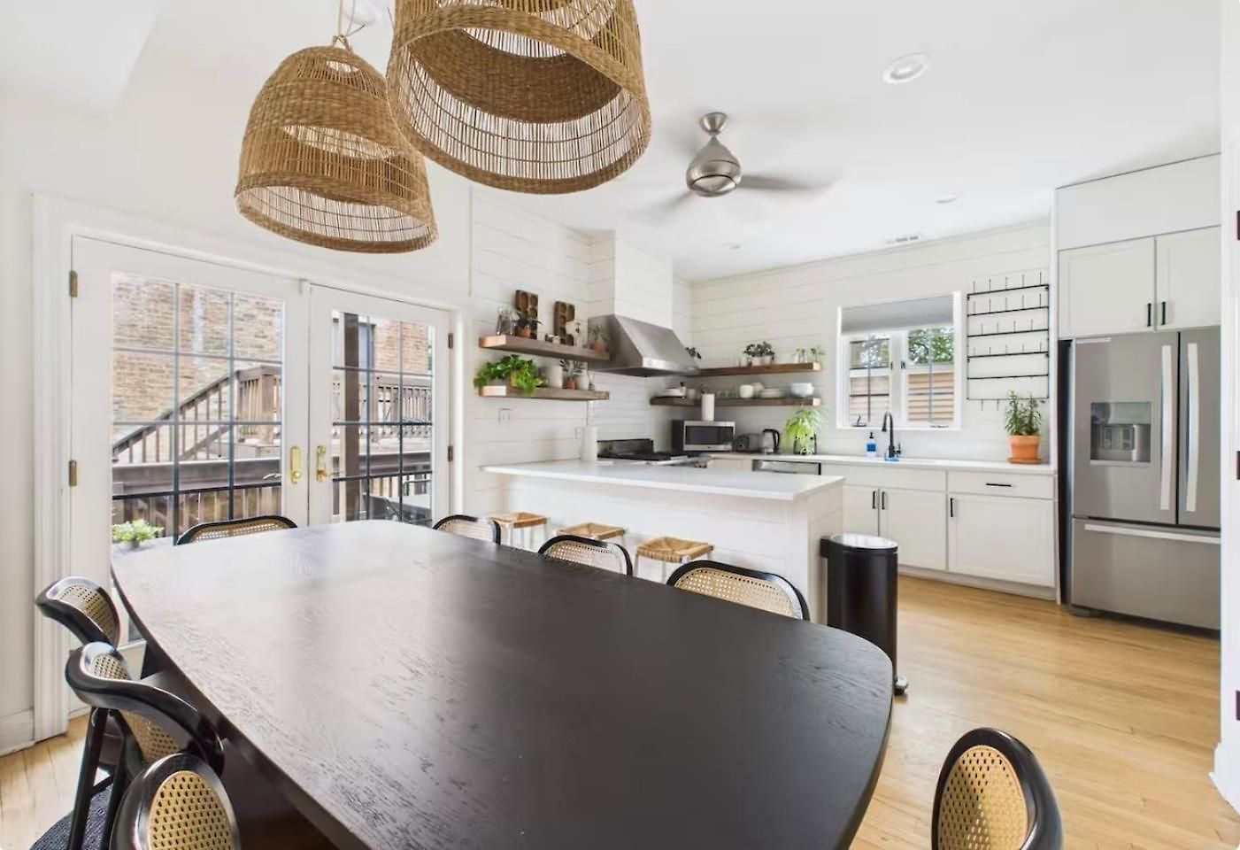 West Town Estate 6br, Game Room, Decks, 5gbps Holiday home
