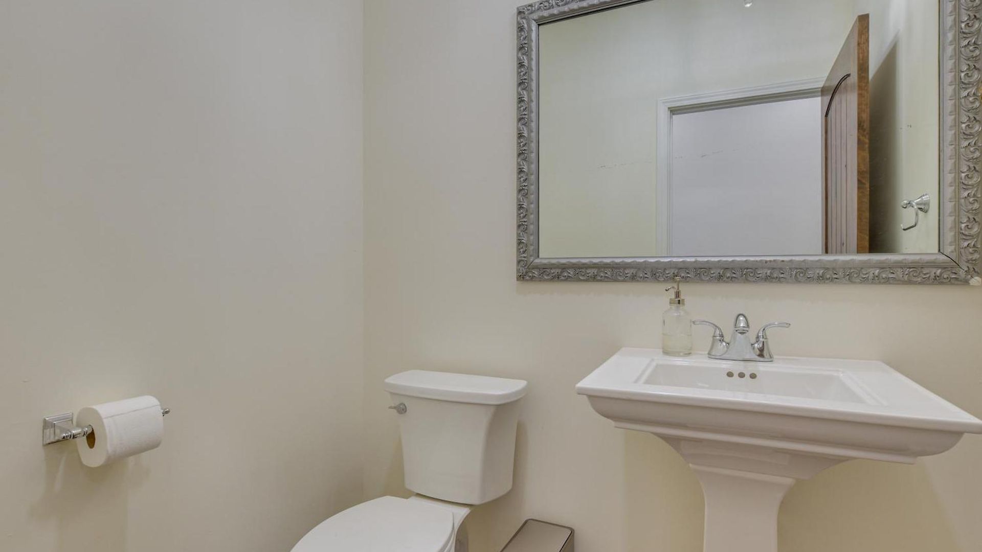 Steps To & Beach! Multi-level Oakland Haven Holiday home