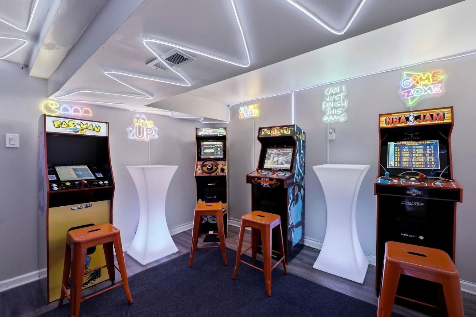 Arcade • Theater • Gym • Office • Sleeps 15 * Chicago