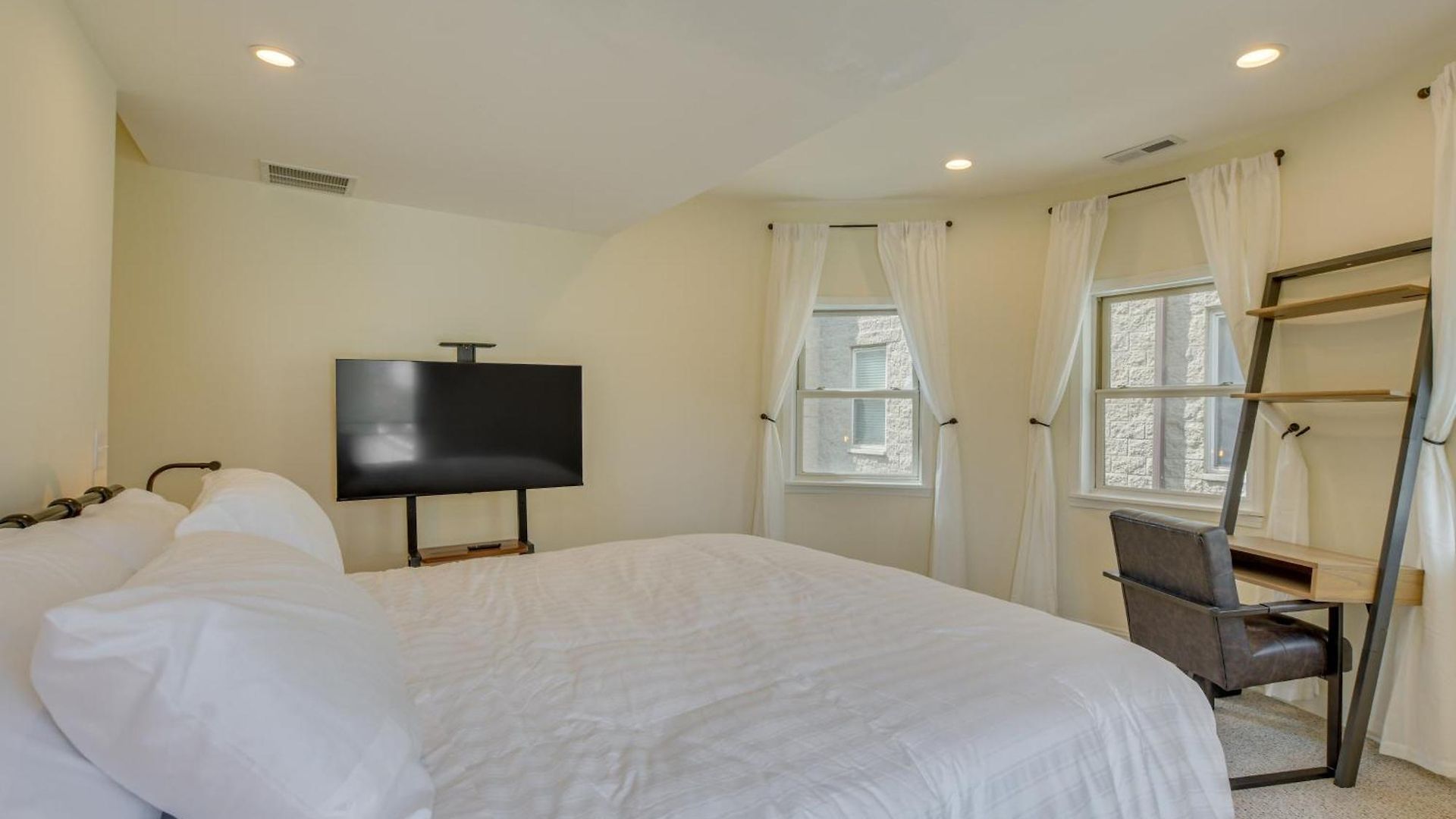 Steps To & Beach! Multi-level Oakland Haven *