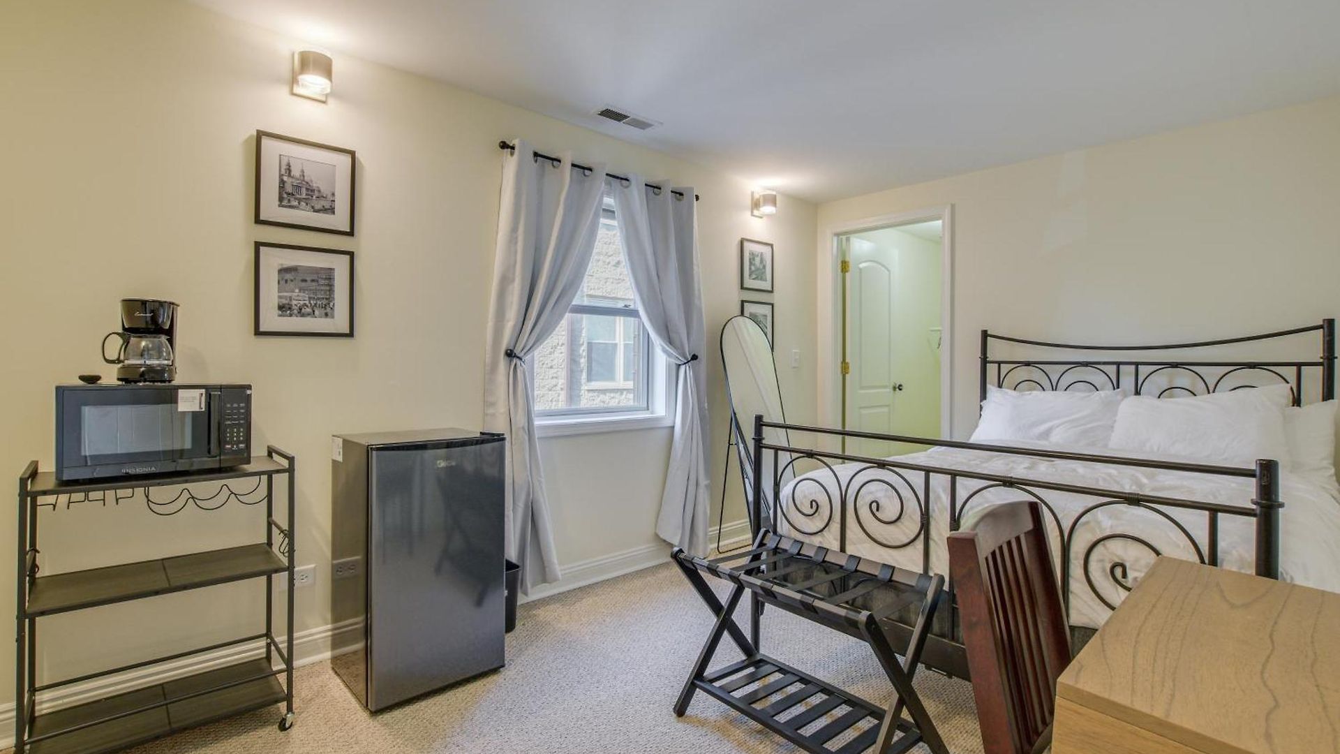 Holiday home Steps To & Beach! Multi-level Oakland Haven