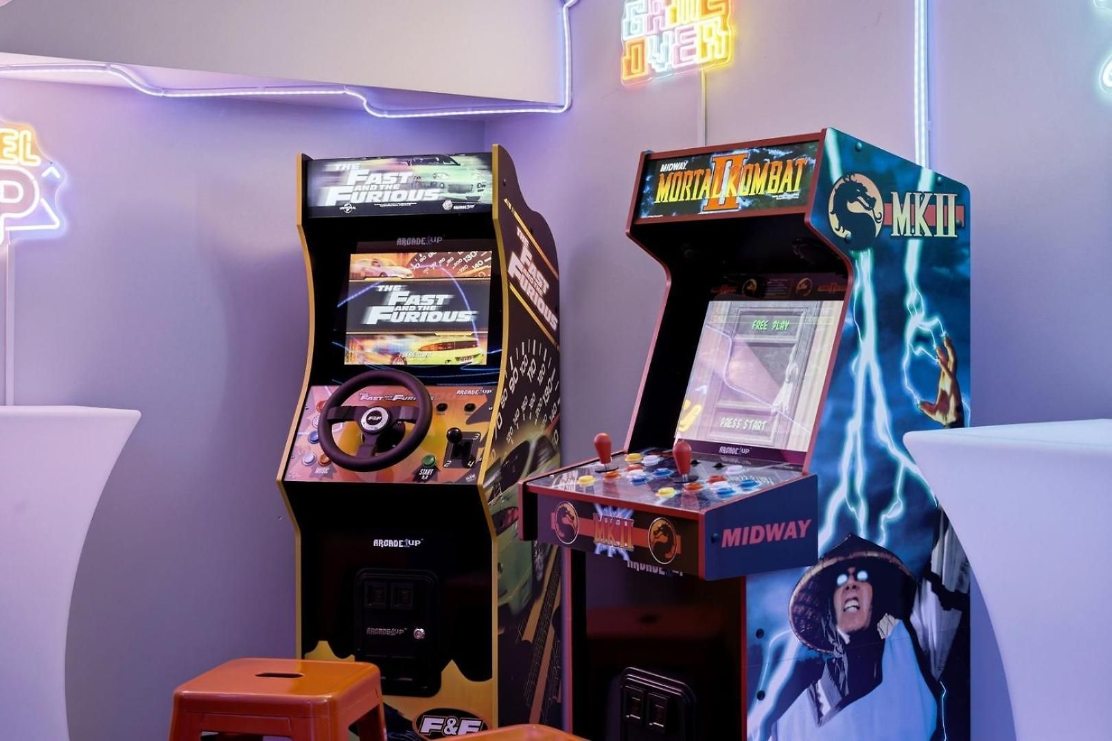 Arcade • Theater • Gym • Office • Sleeps 15 Chicago