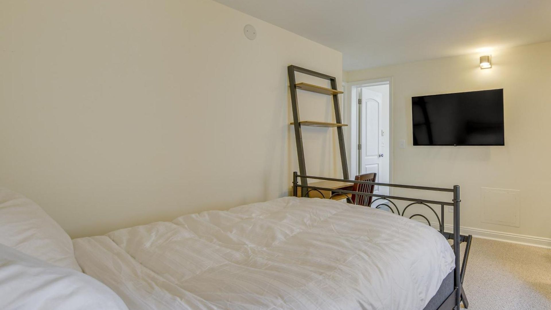Steps To & Beach! Multi-level Oakland Haven Holiday home Chicago