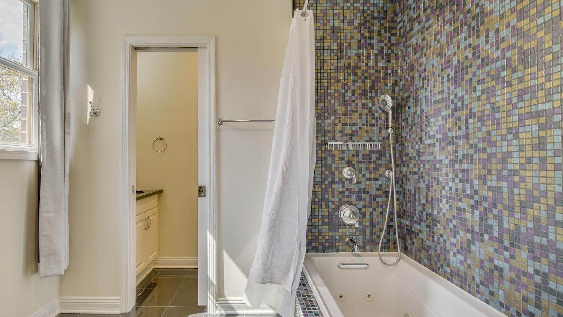Steps To & Beach! Multi-level Oakland Haven Chicago