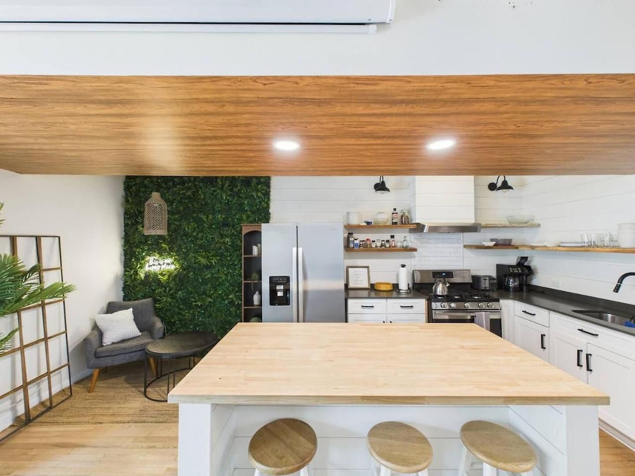 West Town Estate 6br, Game Room, Decks, 5gbps Holiday home Chicago