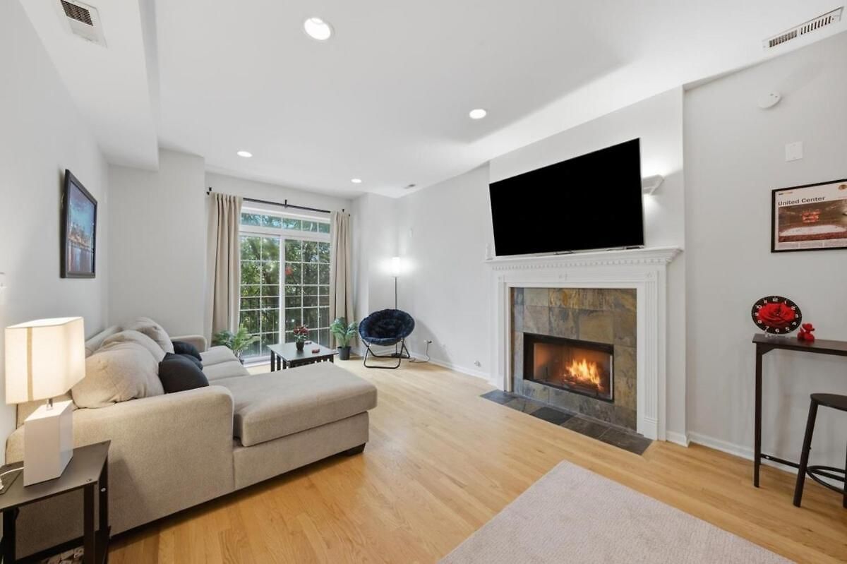 Closest To The United Center 3 Bedrooms & Futon Apartment