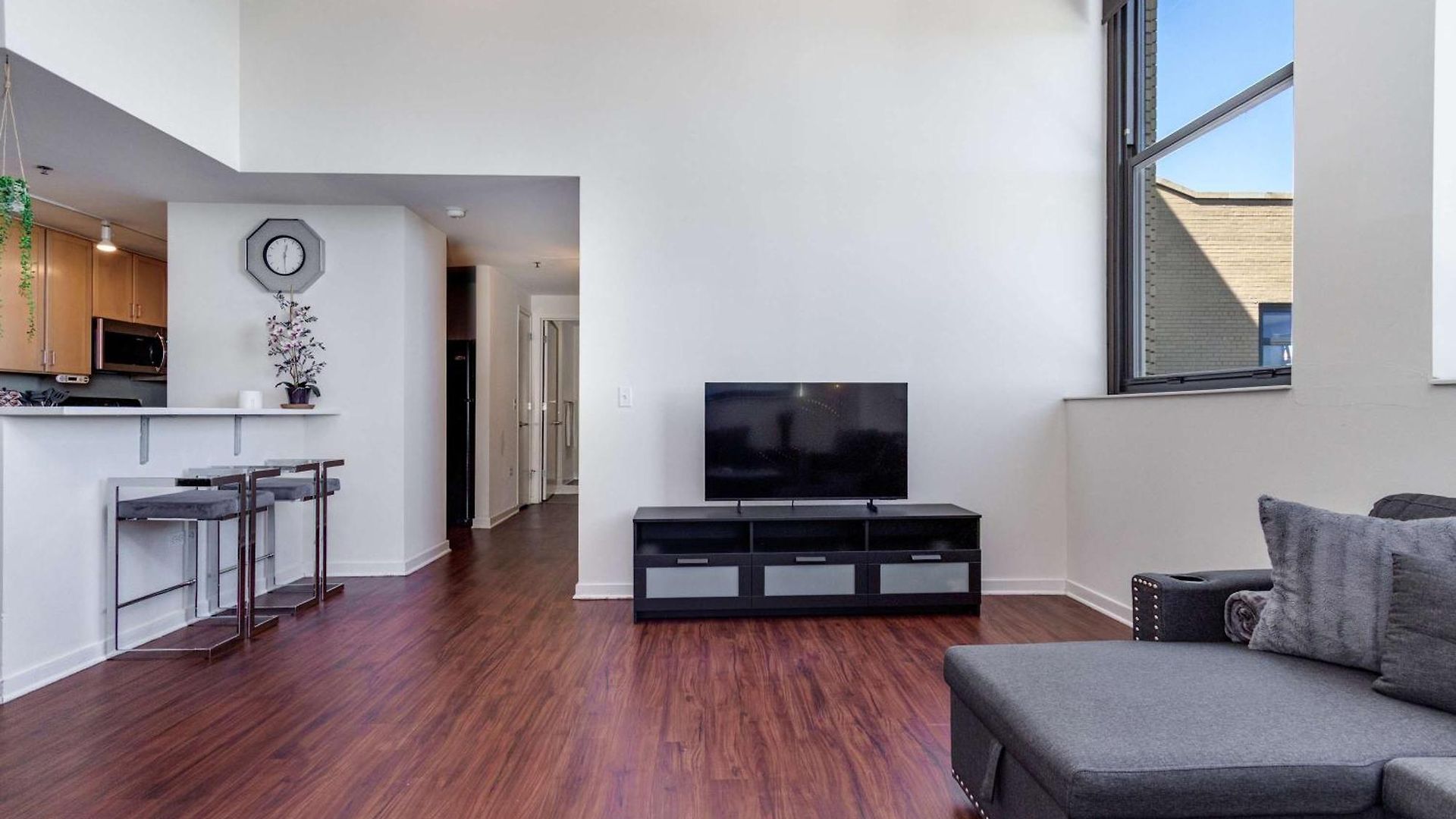 Downtown With Free In & Out Parking-2 Apartment *