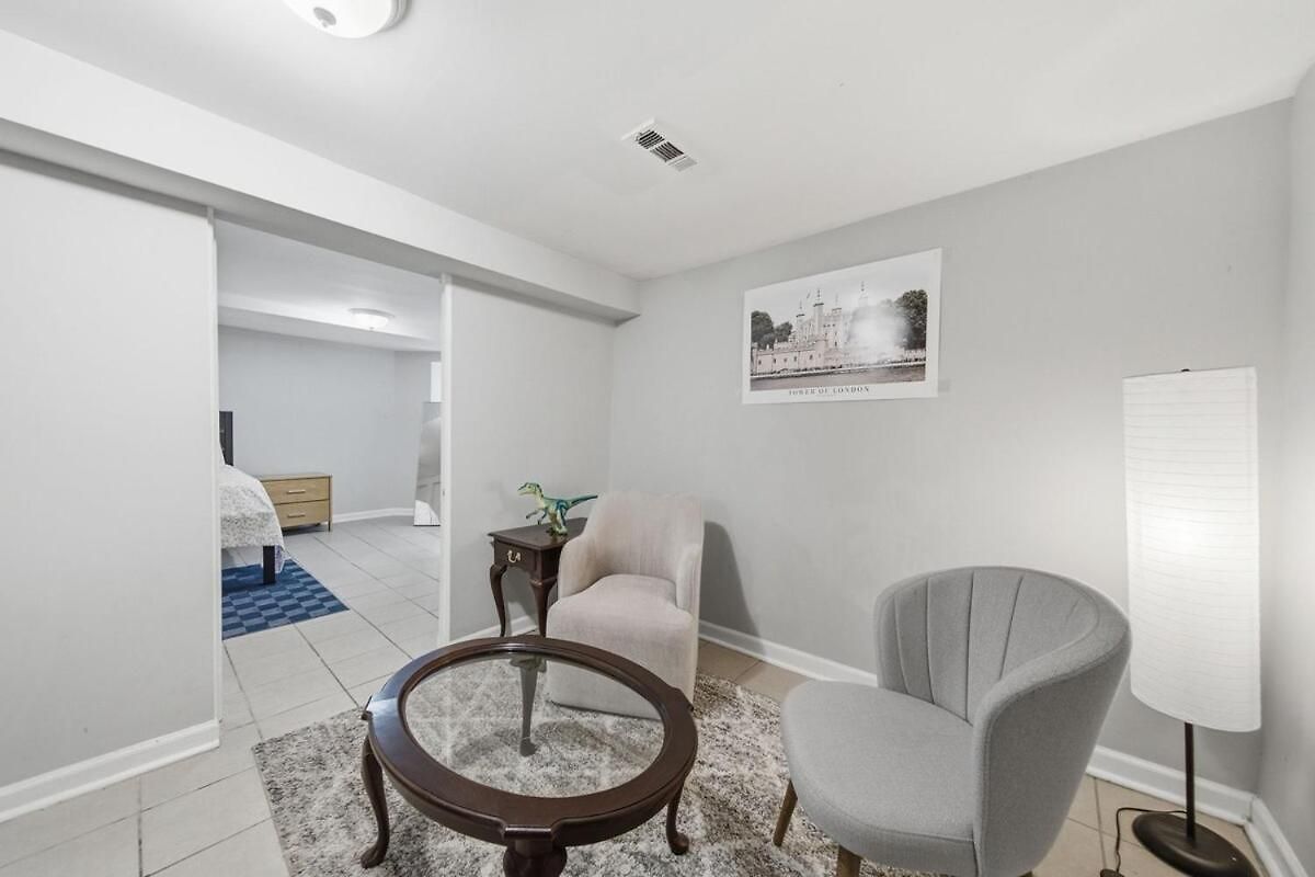 Cozy Woodlawn Garden Apartment Chicago