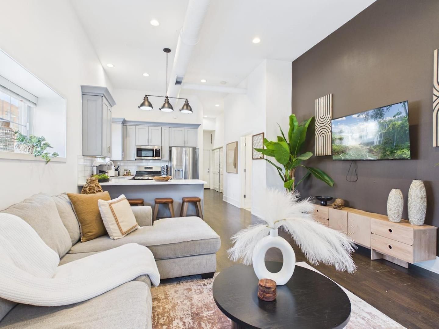 Bright & Spacious Boho Oasis A Warm Retreat *