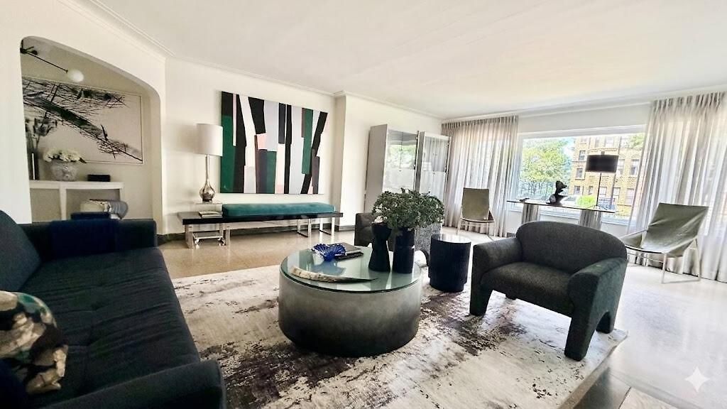 Steps To & Designer Lakefront With Free Parking Apartment