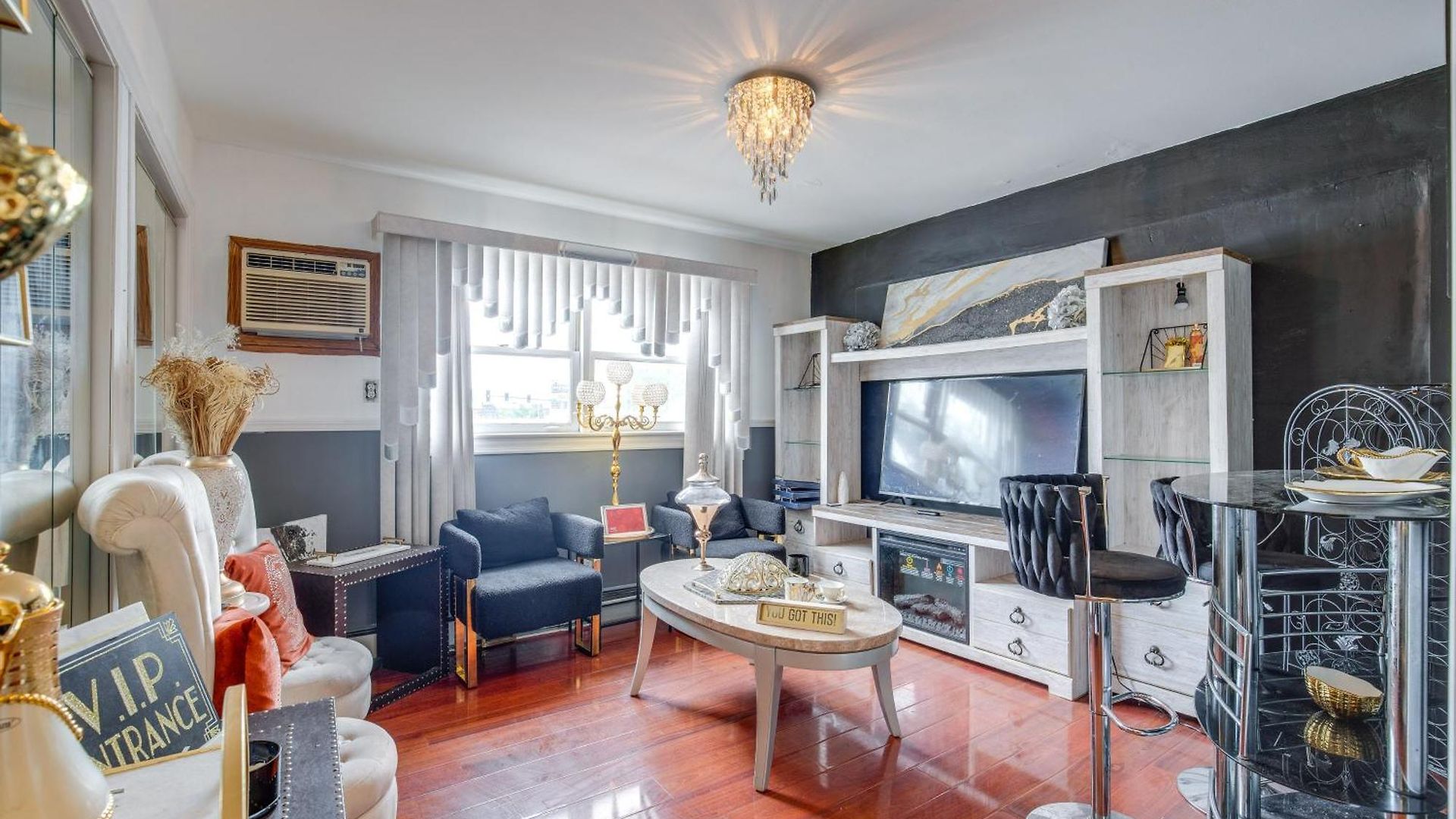 Apartment Walk To Stores & Parks! Stylish *