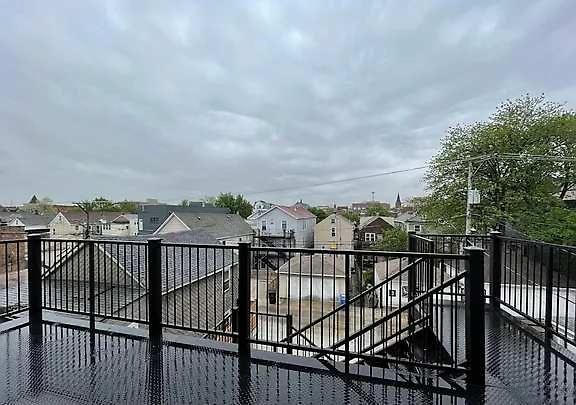 Spacious Modern Pilsen Retreat Sleeps 8 Near Downtown Apartment *