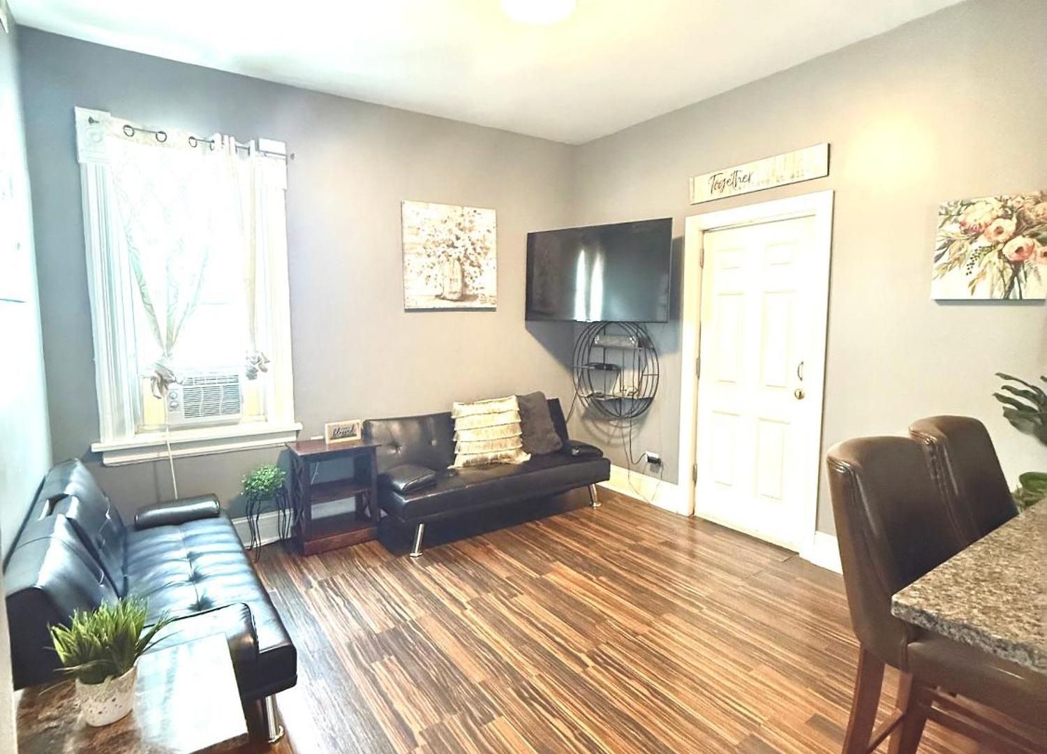 Coach Casa Penthouse - Minutes From Downtown Apartment