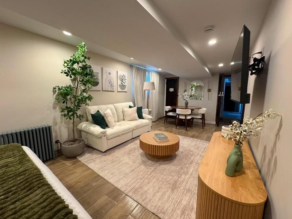 Apartment Near Wrigley • Sleeps 4 • Games + Fireplace *