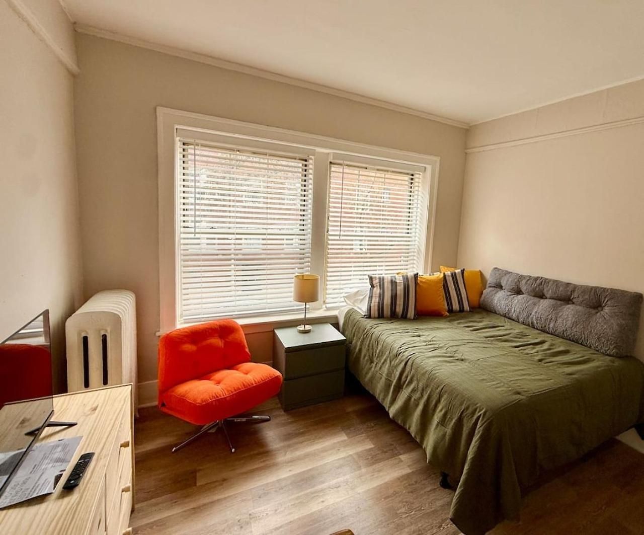 Apartment Well Located On The Red Line *