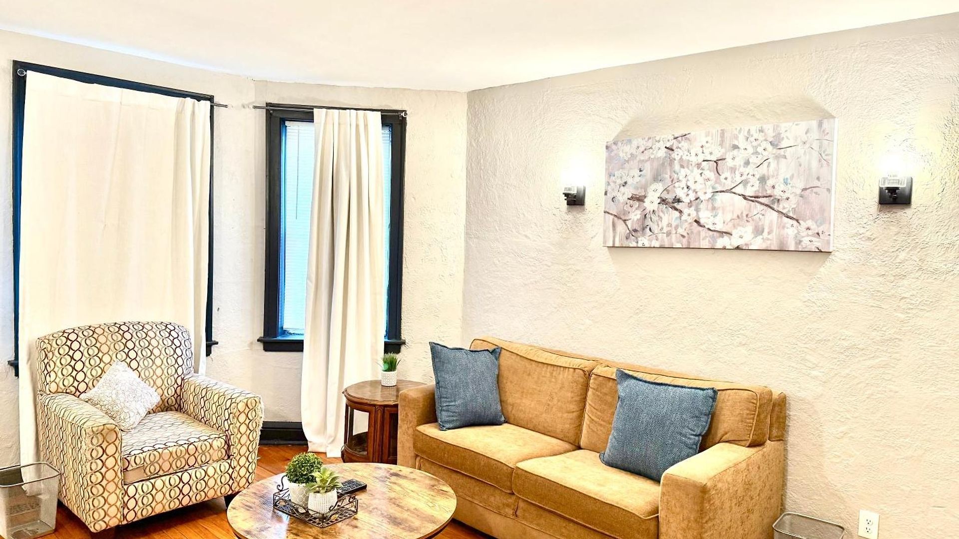 Apartment Spacious 1br | Free Parking, Golf & Midway Access