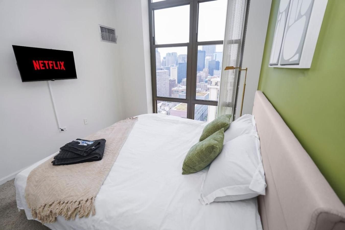 29th Floor 2br Grant Park With Balcony, Gym Apartment Chicago