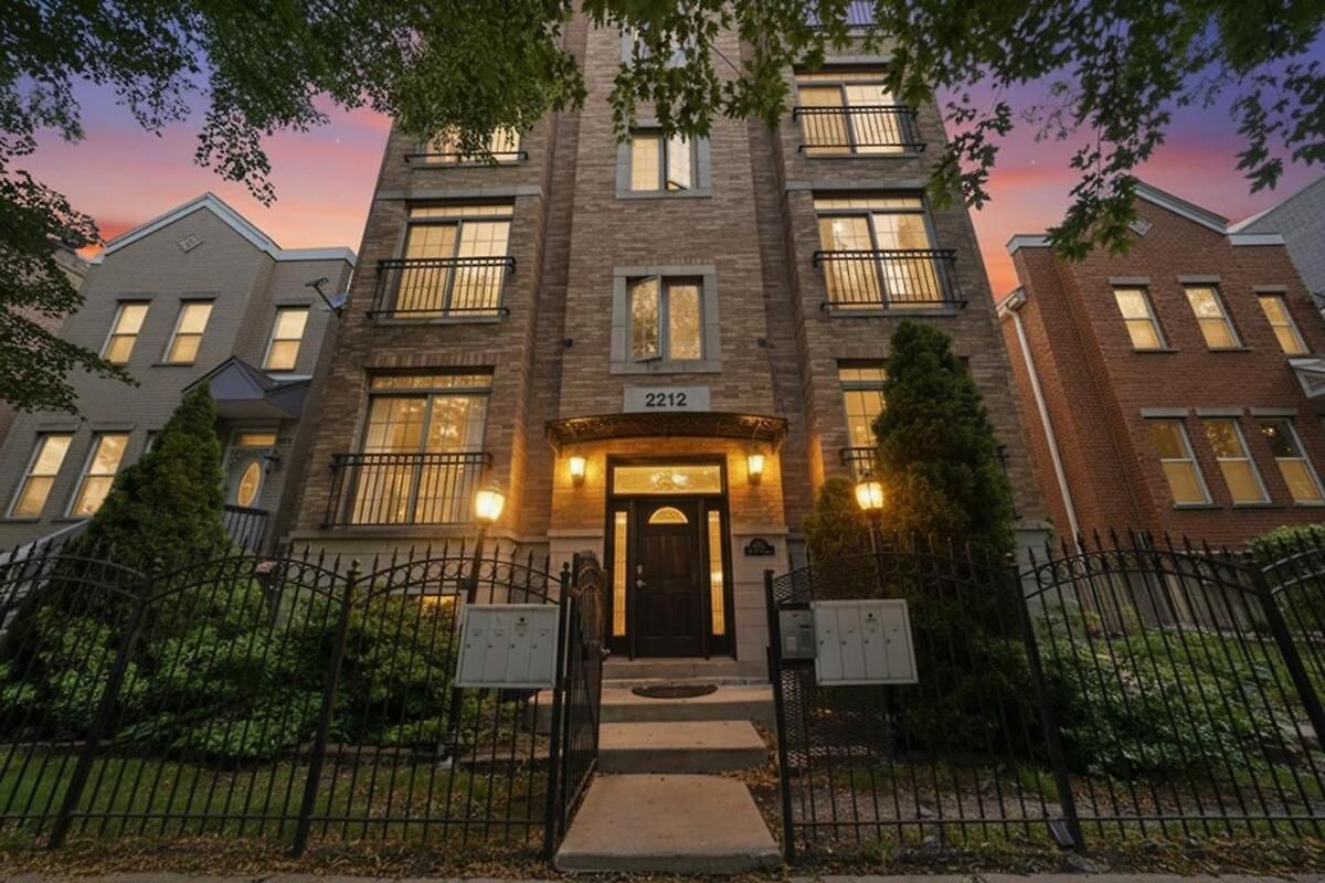 Closest To The United Center 3 Bedrooms & Futon Apartment