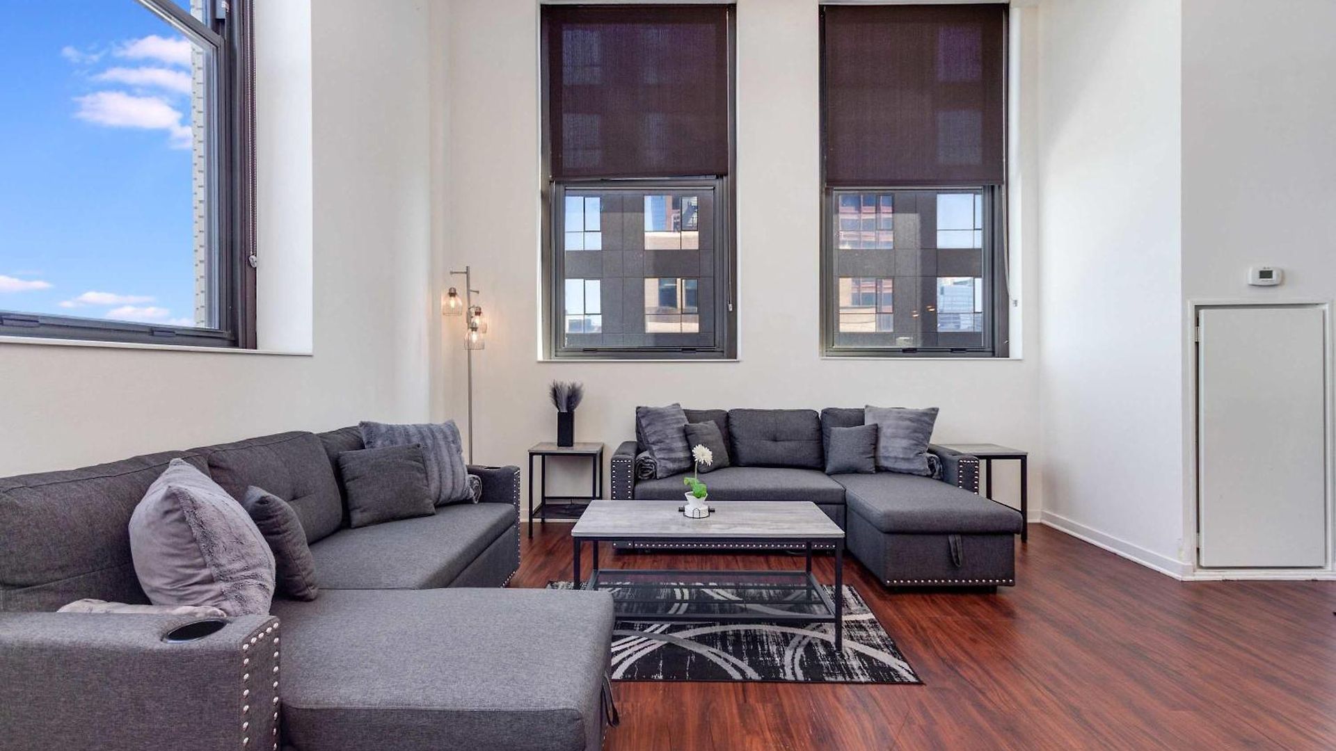 Downtown With Free In & Out Parking-2 Apartment Chicago