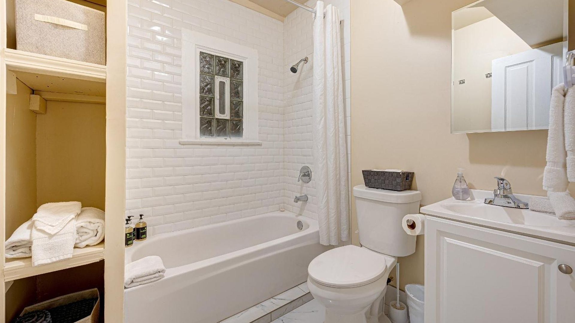 Newly Renovated In The Heart Of Pilsen Apartment Chicago