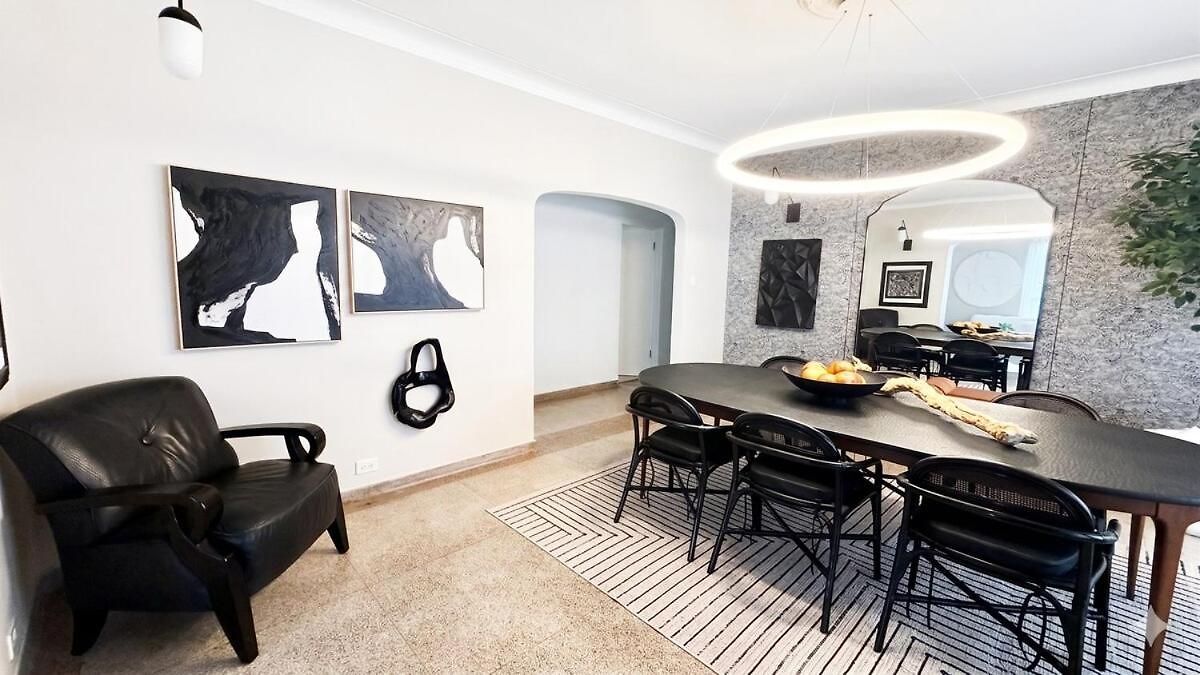 Steps To & Designer Lakefront With Free Parking Apartment