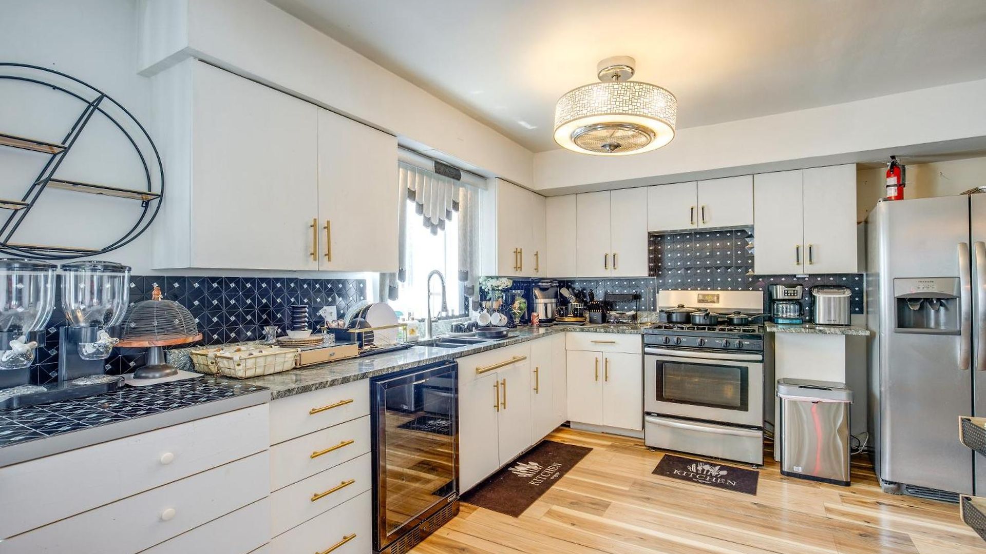 Apartment Walk To Stores & Parks! Stylish Chicago