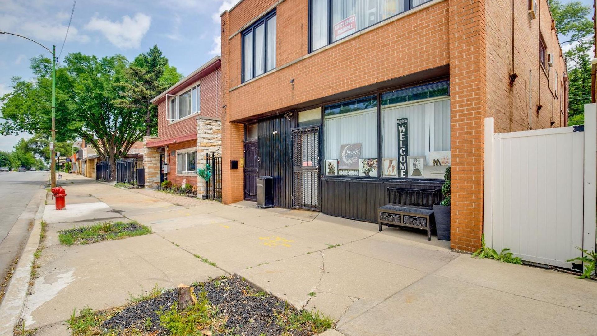 Walk To Stores & Parks! Stylish Apartment *