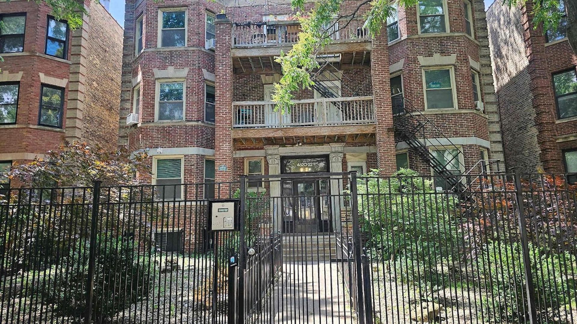 2 Bedroom Unit In Uptown Apartment *