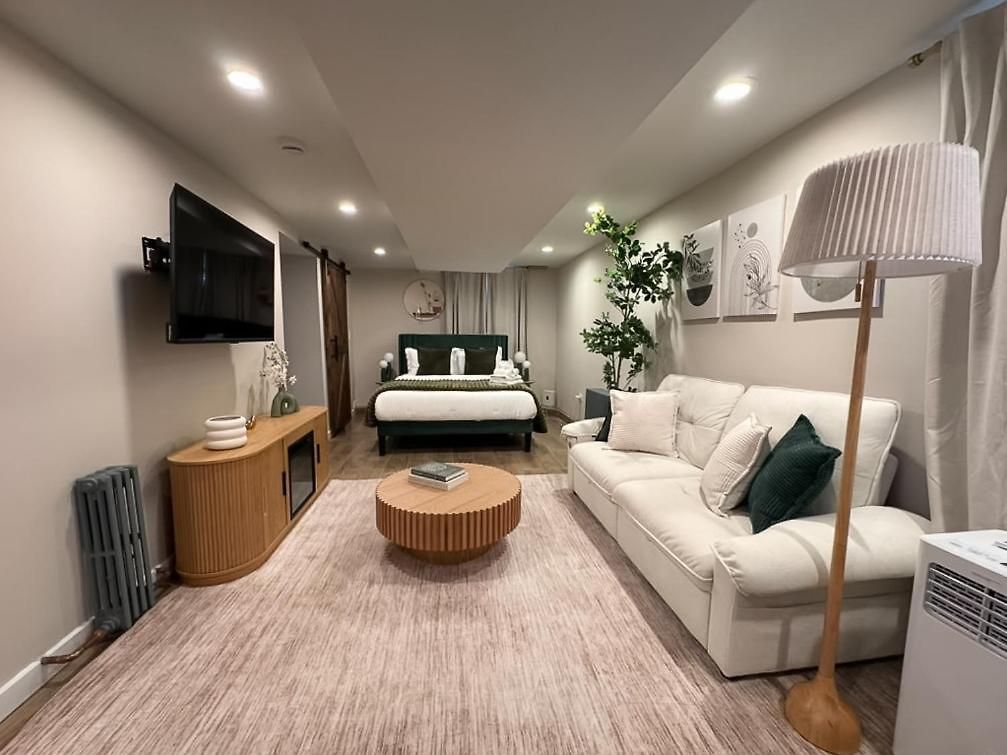 Near Wrigley • Sleeps 4 • Games + Fireplace Apartment